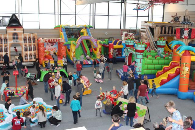 Viel los im Hüpfburg-Paradies!