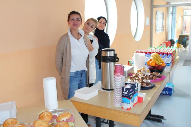 Die Damen den TSV Pfaffenhofen versorgen Kinder und Eltern mit Getränken, Semmeln und Muffins.