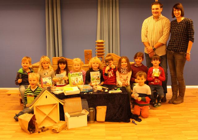 Das Entdeckerpaket kommt bei Groß und Klein gut an. Die Kinder des städtischen Kindergartens Maria Rast, Csaba Kis und Brigitte Axthammer aus dem Elternbeirat freuen sich über den Inhalt.