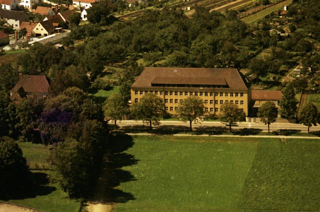 Die „Betriebszentrale für Meßtechnik“ (Zählerprüfamt) an der Ingolstädter Straße wurde nach gut einjähriger Bauzeit im August 1954 eröffnet und diente der Überprüfung und Reparatur von Stromzählern wie der gesamten Instrumente der Messtechnik (1968).