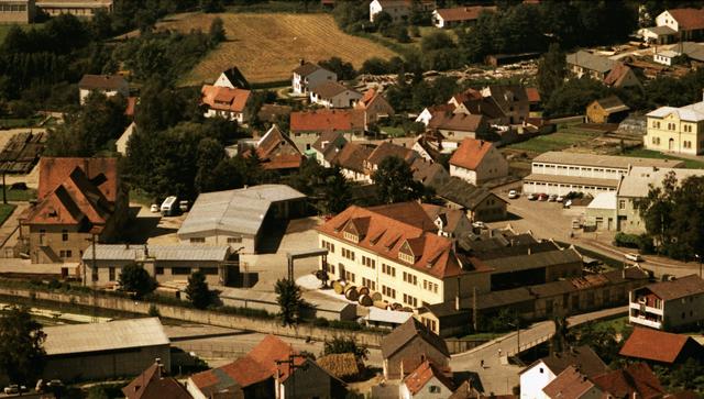 Insbesondere ab den 1960er Jahren erweiterten die Amperwerke ihre Betriebsgebäude (im Vordergrund) in Pfaf-fenhofen (1968).