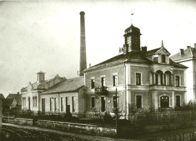 Die Keimzelle der elektrischen Versorgung Pfaffenhofens und des Bezirks befand sich an der Abzweigung Schulstraße/Draht, wo die erste Anlage errichtet wurde (1908).