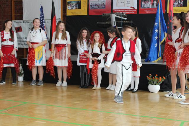 Die Kinder- und Jugend-Tanzgruppe brachte Schwung in die Jubiläumsfeier von Sali Çekaj.