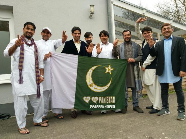 Flüchtlinge aus pakistan, die in Pfaffenhofen leben, gestalten den Pakistan-Tag am 13. Mai.
