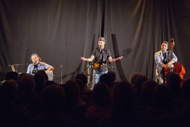 Standing ovations gab es für das Kult-Musikkabarett-Trio Ciao Weiß-Blau.