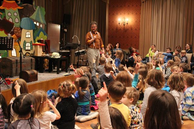 Das Live-Hörspiel "Das kleine Gespenst" war ein Riesenspaß für kleine und große Zuschauer.