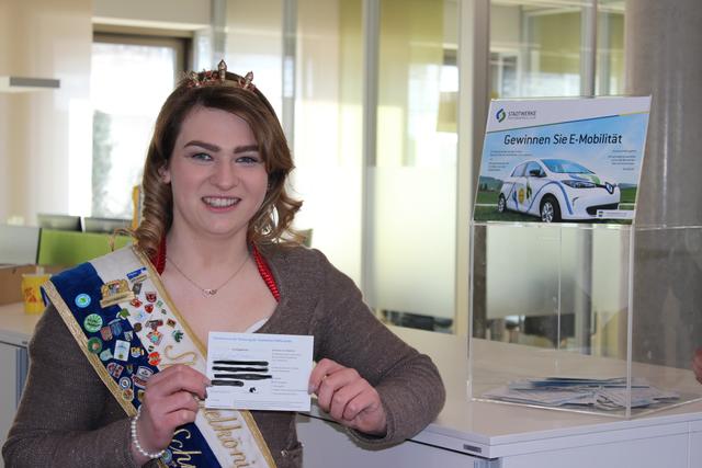Lena I. als Glücksfee zieht die Gewinner der Josephidult