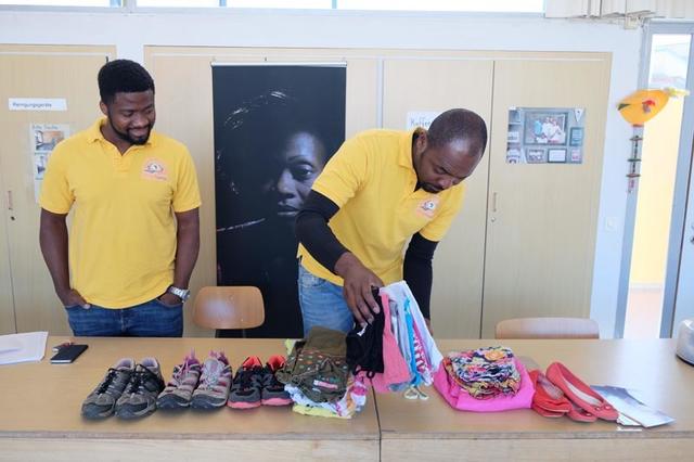 Sortieren der ersten Spenden durch unseren Vorstand