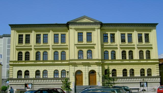 Das „Haus der Begegnung“ beherbergt im ersten Stock die Stadtbücherei (2006).