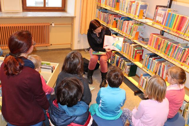 Am internationalen Tag der Muttersprache 2017 lauschten etliche Kinder den Geschichten in verschiedenen Sprachen.