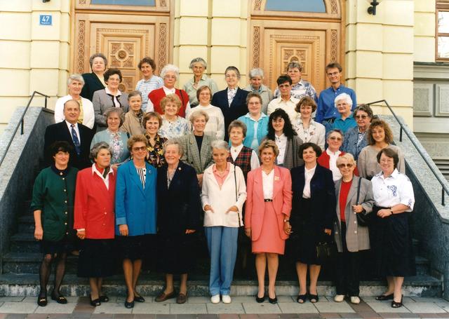 Mitarbeiterinnen und Mitarbeiter der Stadtbücherei mit Büchereileiterin Elisabeth Leußer (1994).