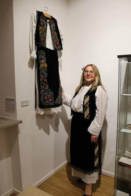 Marita Emrich mit den rumänischen Trachtengewändern ihrer Mutter und Großmutter