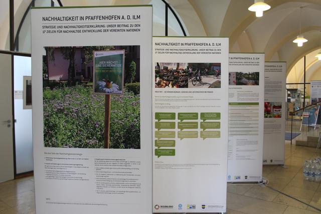 Die Ausstellung „Nachhaltigkeit in Pfaffenhofen – Die Stadt erblüht!“ im Rathaus