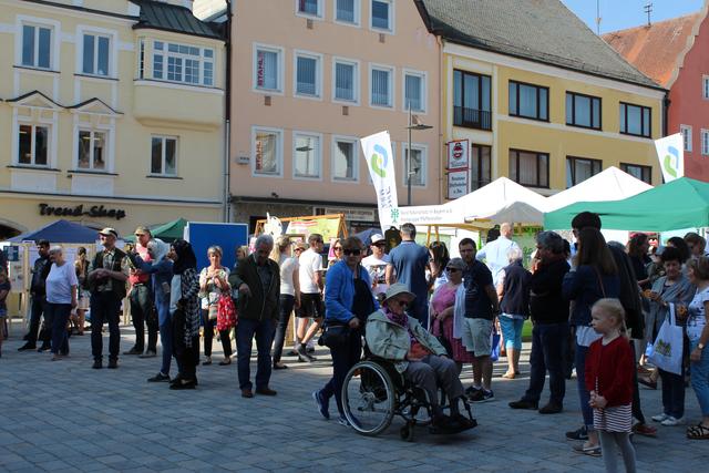 Der „Bunte Marktplatz der 17 Agenda-2030-Ziele für nachhaltige Entwicklung“ auf dem Hauptplatz
