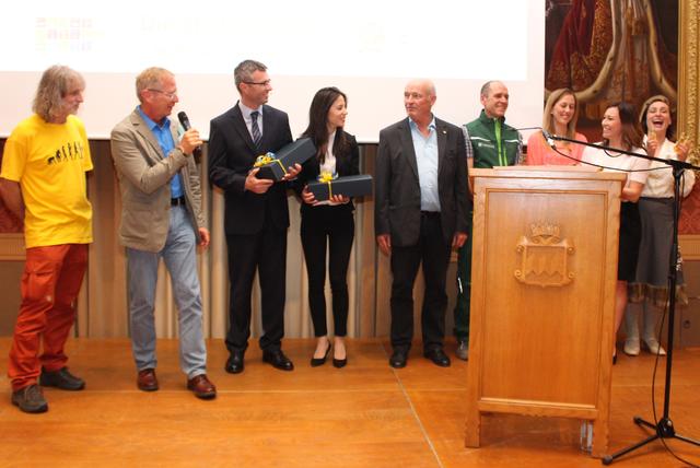 Bei der Auftaktveranstaltung (von links): Manfred „Mensch“ Mayer, Dritter Bürgermeister Roland Dörfler, Miroslav Pimić und Aleksandra Tomić aus Valjevo, Theo Abenstein, Mario Dietrich, Klimaschutzmanagerin Saskia Kothe, Tanja Spratter von der Stadtverwaltung und die Schauspielerin von „Fräulein Brehms Tierleben“.