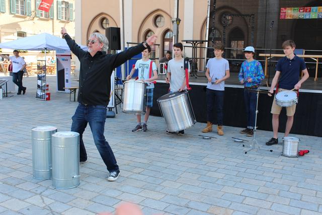 Die Samba-Truppe der Städtischen Musikschule mit ihrem Lehrer Wolfram Winkel