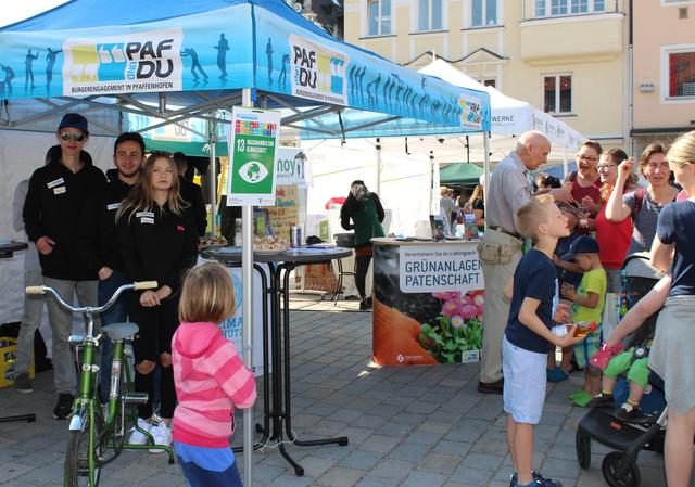 Der „Bunte Marktplatz der 17 Agenda-2030-Ziele für nachhaltige Entwicklung“ auf dem Hauptplatz
