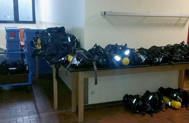 Rund 60 gebrauchte Pressluftatmer wurden bei der Brandbekämpfung insgesamt eingesetzt