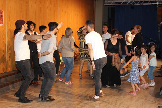 Zum Abschluss wurde auf der Bühne gemeinsam getanzt.