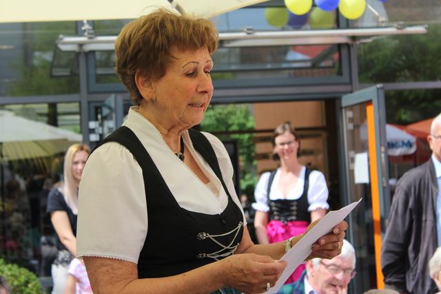Erna Brückl liest ein Gedicht vor
