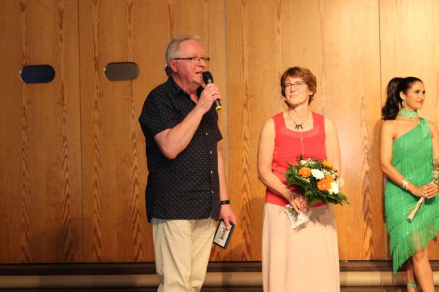 Sepp Steinbüchler dankt Christine Scherg (Mitte); rechts Francesca Gruteser