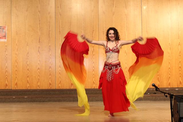 Elena bot einen mitreißenden Fächertanz.