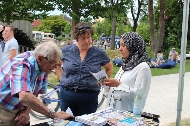 Fatiha Boulla (rechts) informierte am PAF und DU-Infostand über Angebote der Koordinierungsstelle Integration Familie, Bildung und Soziales.