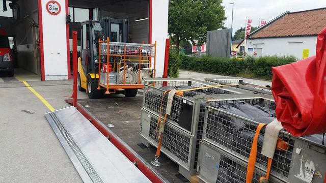 Wiederherstellung der Einsatzbereitschaft auch am Tag darauf: Herrichten des Abrollbehälters Hochwasser