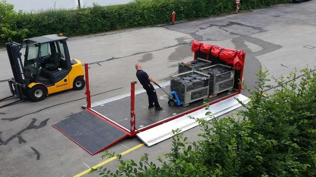 Wiederherstellung der Einsatzbereitschaft auch am Tag darauf: Herrichten des Abrollbehälters Hochwasser