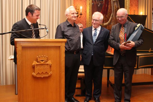 Bei der Preisverleihung (von links): Bürgermeister Thomas Herker, Dieter Sauer, Gerhard Weinberger, Karl Betz