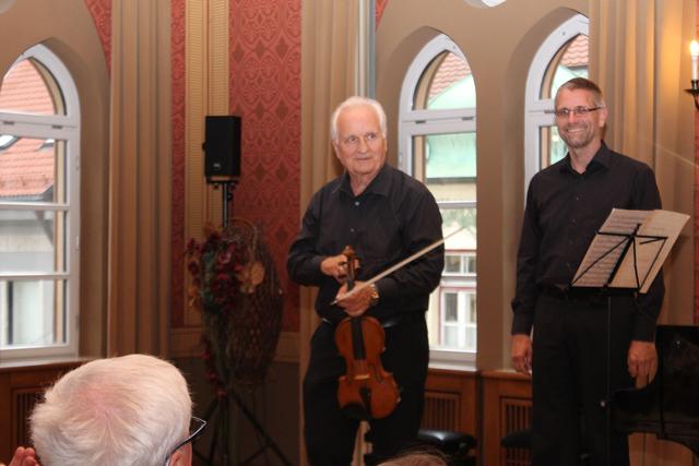 Dieter Sauer (Violine) und Max Hanft (Klavier)