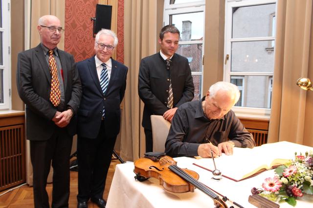 Eintrag ins Goldene Buch der Stadt