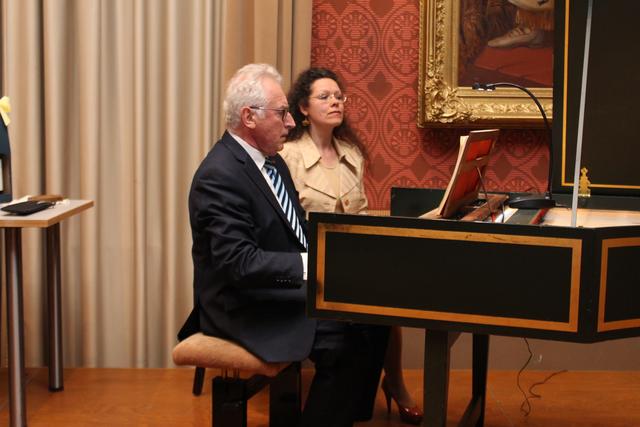 Professor Gerhard Weinberger am Cembalo (mit seiner Frau Beatrice)