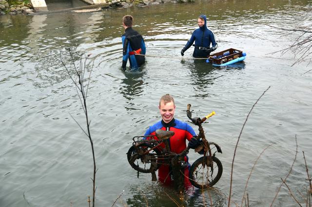 Ein wichtiger Aspekt der Arbeit ist auch der Gewässer- und Naturschutz. Daher engagiert sich die Ortsgruppe bereits seit vielen Jahren beim jährlichen Ramadama im Landkreis. Leider wird jedes Jahr eine Menge Müll, hier  ein Kinderfahrrad, aus der Ilm geborgen. | Foto: Wasserwacht