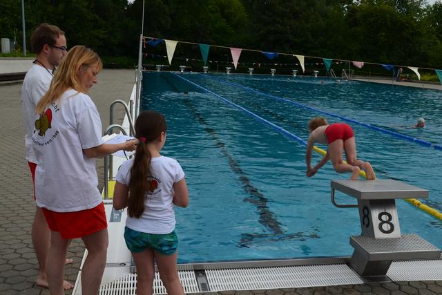 Die Wasserwacht bietet 4-5 mal pro Jahr öffentliche Schwimmabzeichenabnahmen im Freibad an. | Foto: Wasserwacht