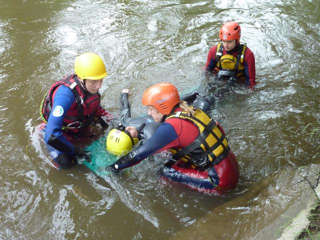 Teilnehmer der Ausbildung zum Wasserretter beim Bergen einer verunglückten Person, hier eines weiteren Wasserretters. | Foto: Wasserwacht