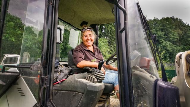 Kleine Frauen – schweres Gerät. Auf der Baustelle gilt Emanzipation, und die "Pilotin" hat zu Hause selbst Hund und Katz.