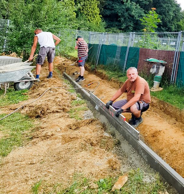 Mitten auf dem Gelände der Herberge. Hier entsteht gerade der Weg, auf dem Interessierte sich bald auch bei den Freiläufen für Hunde umsehen dürfen