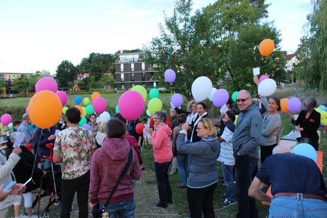 Zum Abschluss des Friedensgebetes ließen die Teilnehmer viele bunte Luftballons mit Friedenstauben-Anhängern steigen.