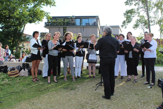 Der Frauenchor „Chorisma“ unter der Leitung von Albin Scherer sang beim Friedensgebet.
