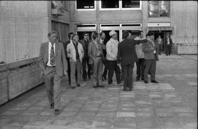 Besichtigung der Hauptschulbaustelle mit Bürgermeister Schranz, mehreren Stadträten und dem Architekten (1974)