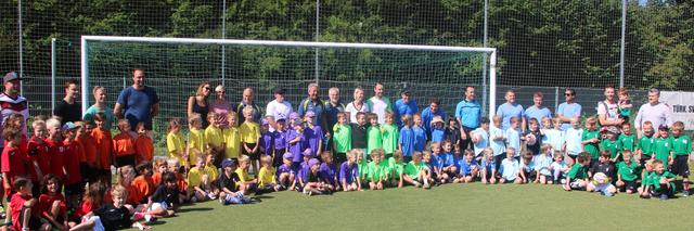 Acht Teams, zwei Schiris, viele Betreuer und - nicht auf dem Foto - eine Unmenge an Fans