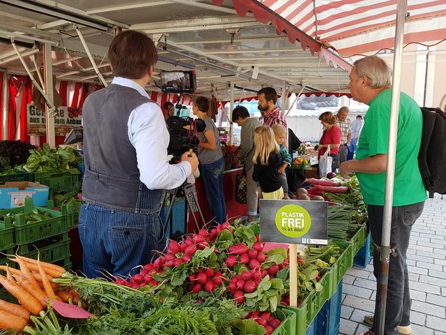 Kameramann Dieter Stürmer filmt die Familie Kufer beim Einkaufen.