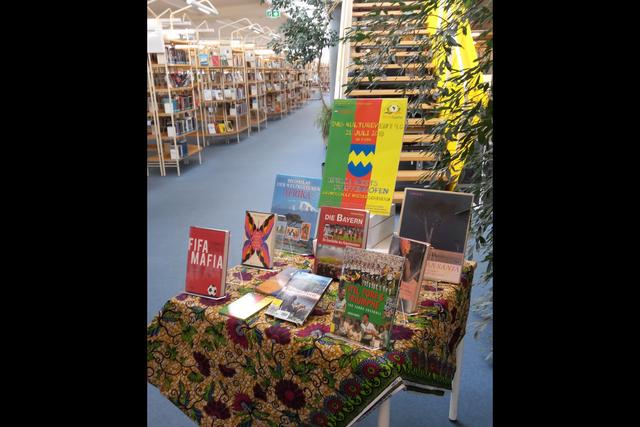 Büchertisch zum Thema Fußball und Afrika