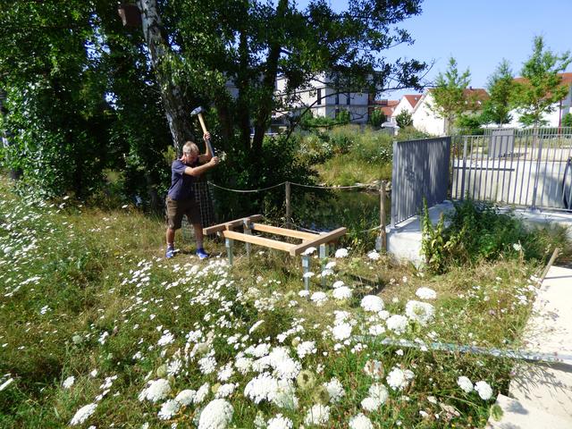 Wildbienenhotel im Bürgerpark aufgebaut und eröffnet. Schreinermeister Peter Kraus in Aktion.

Foto: Pfaffenhofen summt!