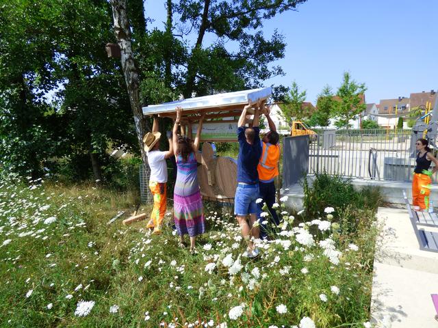 Wildbienenhotel im Bürgerpark aufgebaut und eröffnet. Gemeinsam hebt es sich besser!

Foto: Pfaffenhofen summt!