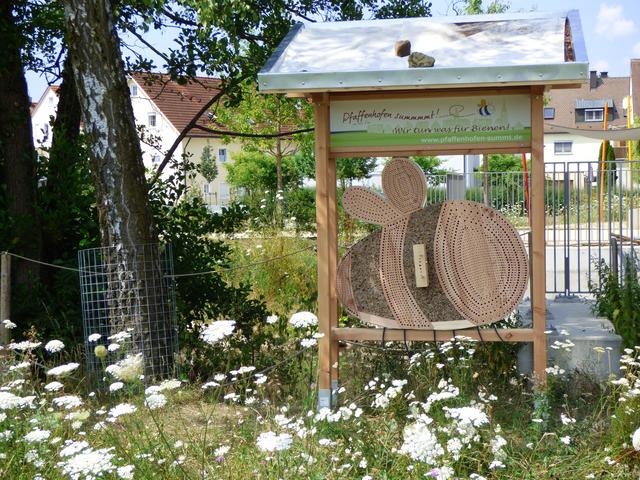 Wildbienenhotel im Bürgerpark aufgebaut und eröffnet. Dachbegrünung erfolgt noch.

Foto: Pfaffenhofen summt!
