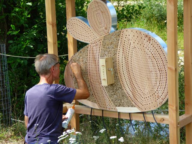 Wildbienenhotel im Bürgerpark aufgebaut und eröffnet.  Schreinermeister Peter Kraus fixiert Schilfrohre.

Foto: Pfaffenhofen summt!