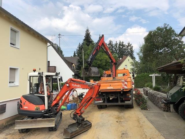 Auch beim Straßenbau wird zzt. mächtig geschwitzt. LKW und Bagger heizen sich auf.
