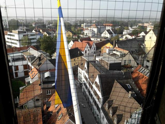 Fahnen wehen und verkünden das nahende Volksfest.